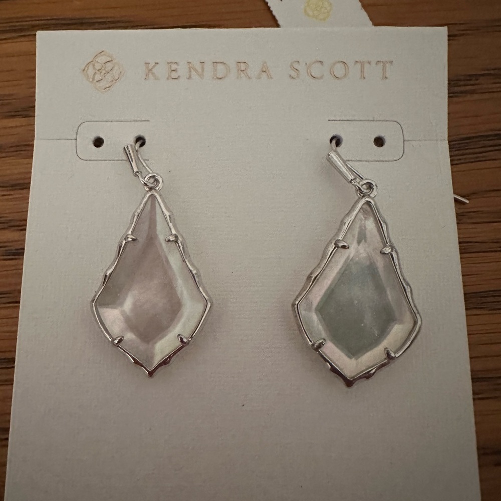 Kendra Scott Pearl Iridescent drop earrings. Never worn.